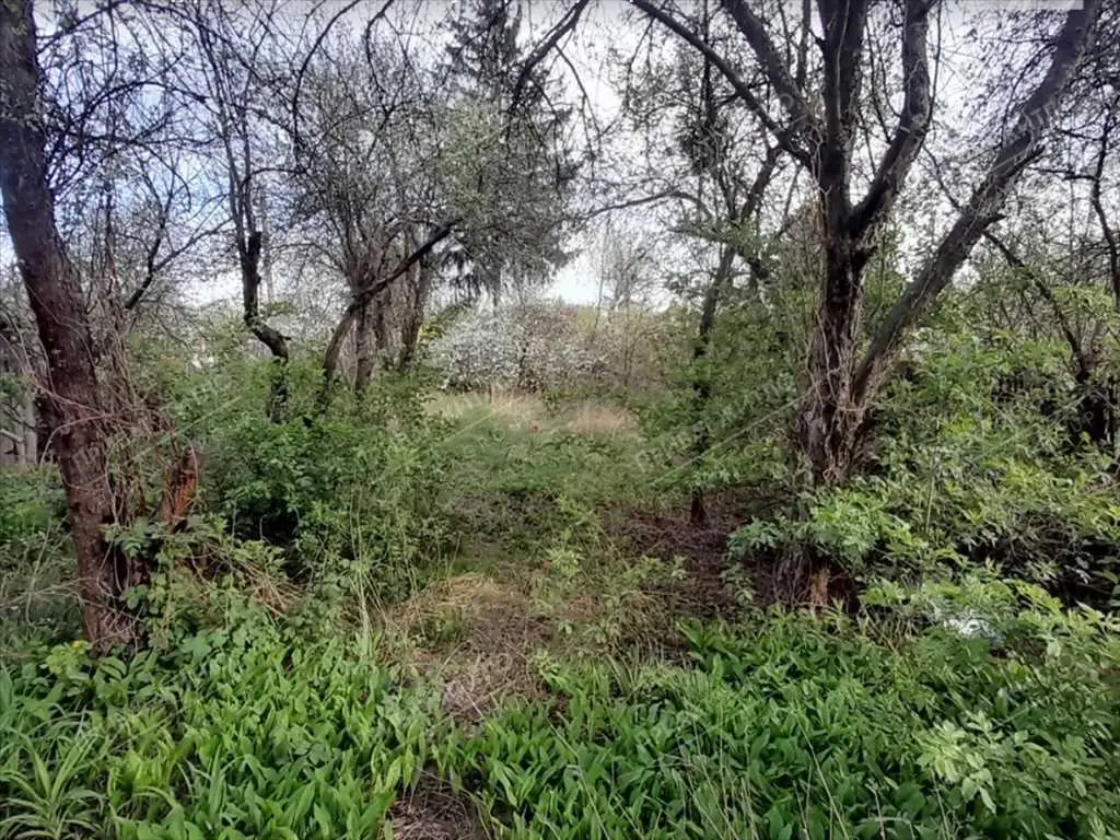 Продаж ділянки з будинком в межах міста