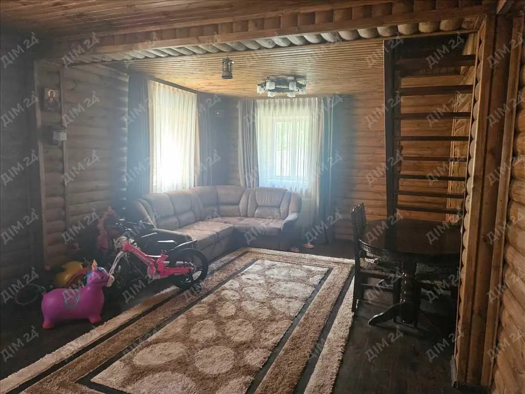 Чудовий будинок неподалік річки в місті!