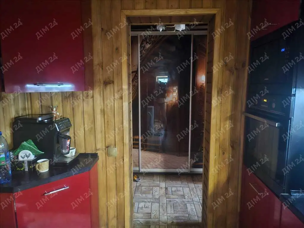 Чудовий будинок неподалік річки в місті!