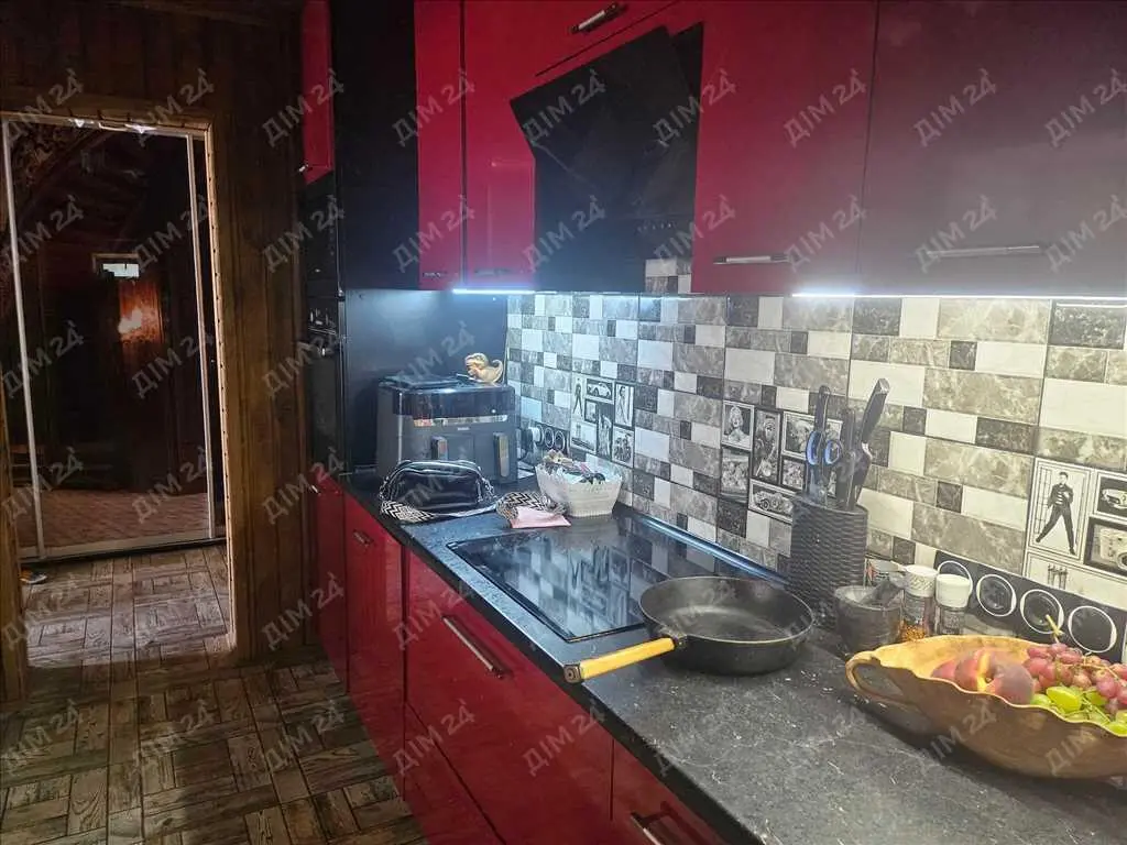 Чудовий будинок неподалік річки в місті!