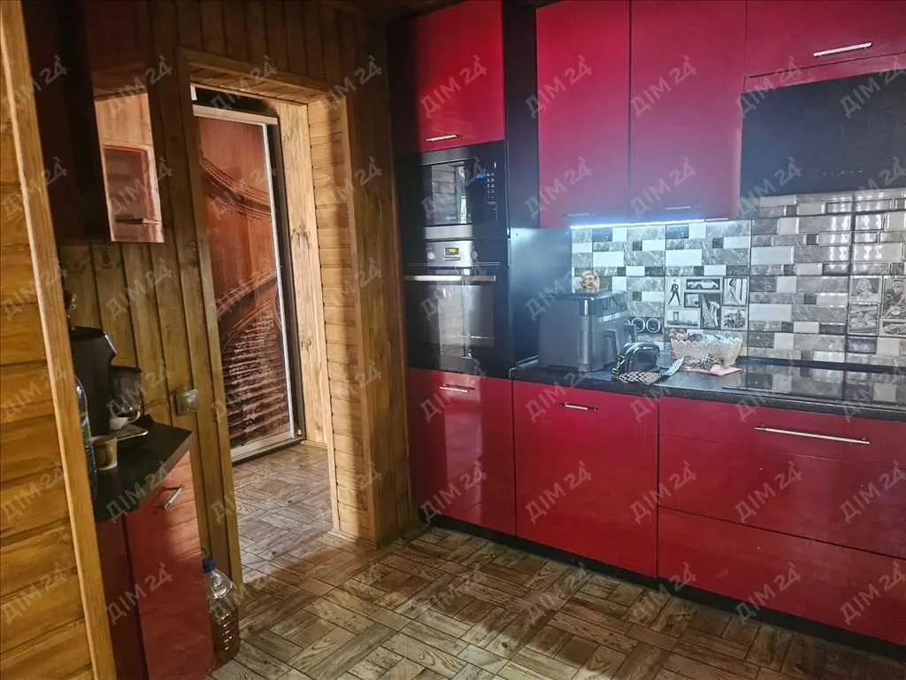 Чудовий будинок неподалік річки в місті!