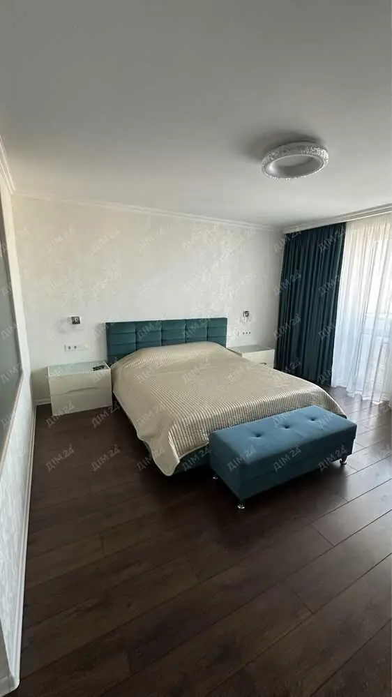 Трикімнатна квартира з ремонтом у центрі