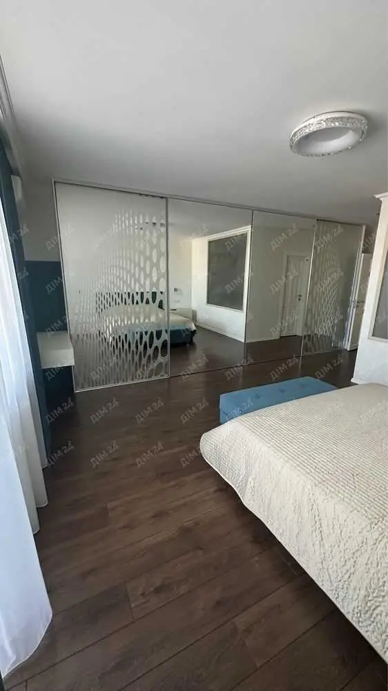 Трикімнатна квартира з ремонтом у центрі