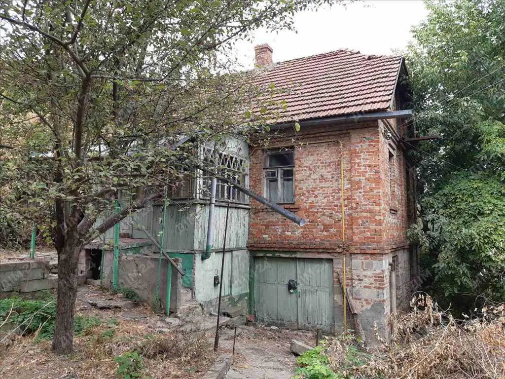 Просторий будинок в районі стадіону. 