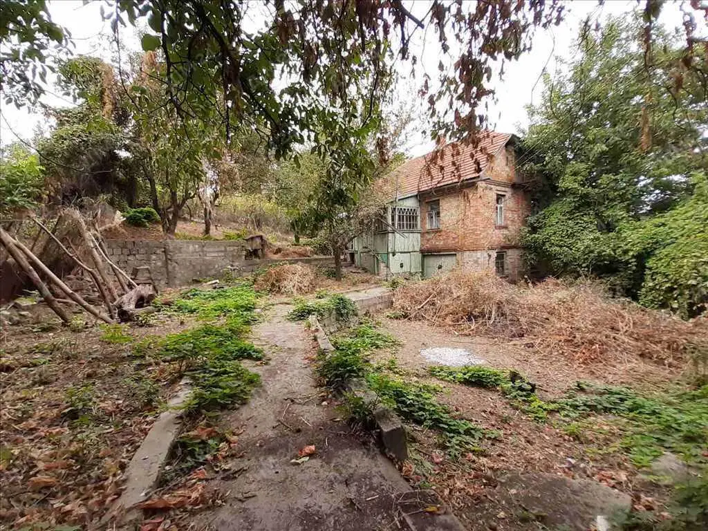 Просторий будинок в районі стадіону. 