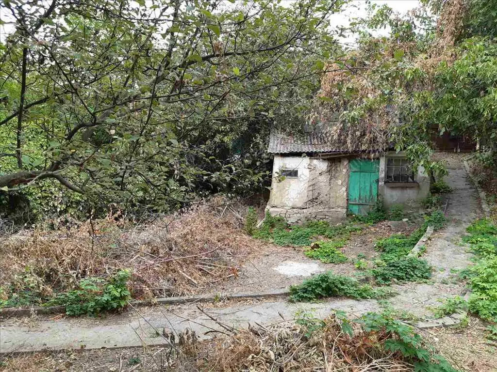 Просторий будинок в районі стадіону. 