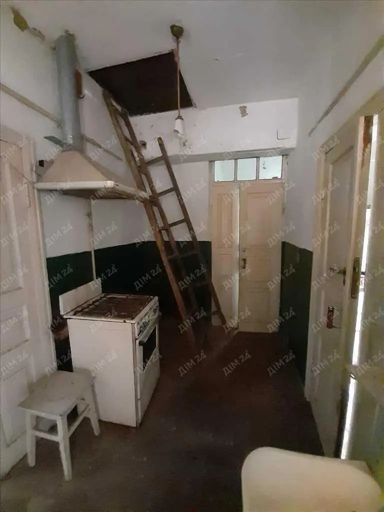 Просторий будинок в районі стадіону. 