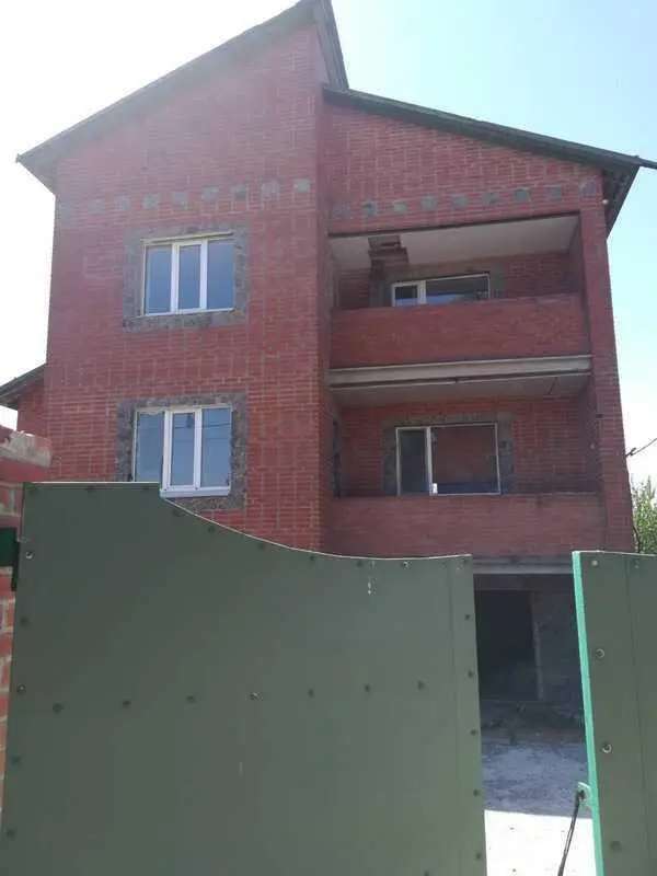 Цегляний двоповерховий будинок в Ліску