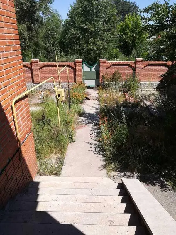 Цегляний двоповерховий будинок в Ліску