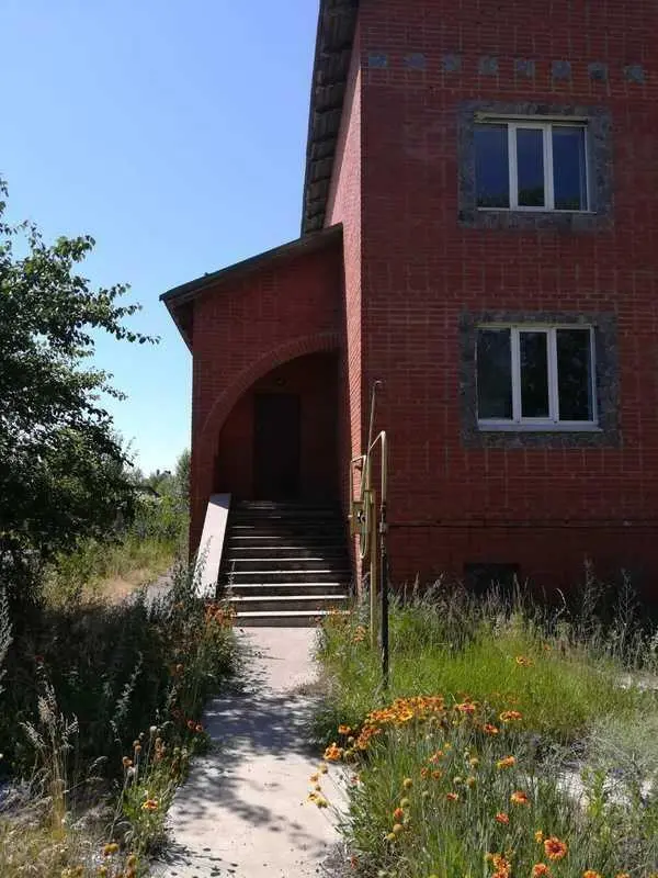 Цегляний двоповерховий будинок в Ліску