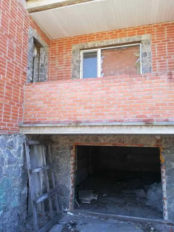 Цегляний двоповерховий будинок в Ліску