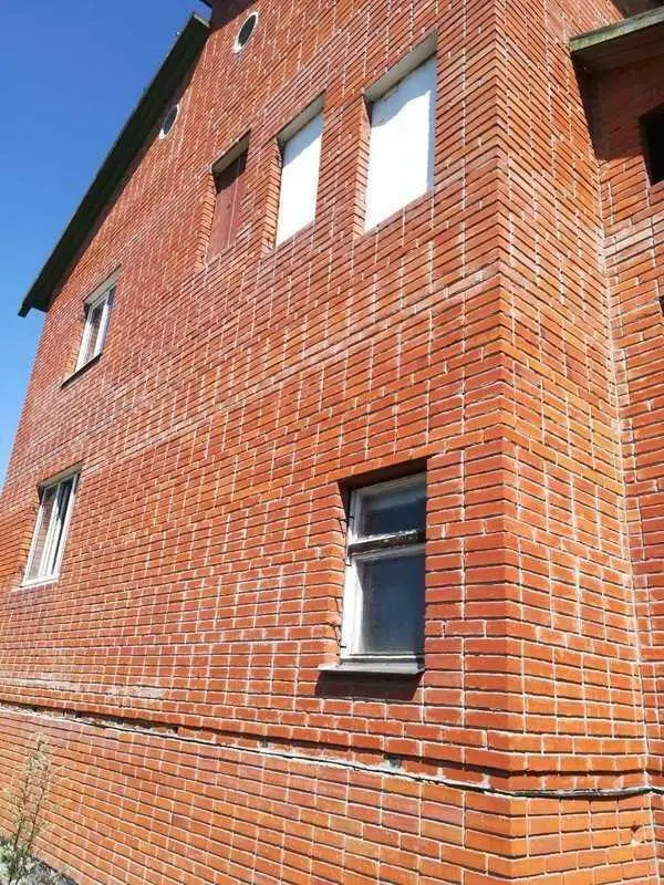 Цегляний двоповерховий будинок в Ліску