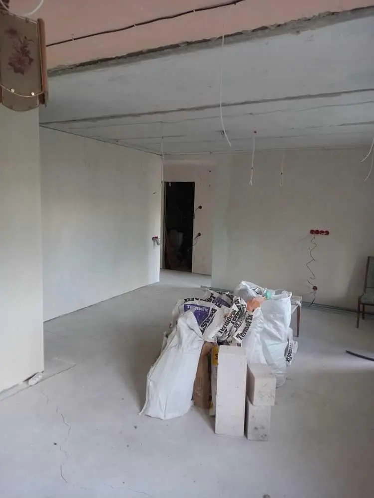 Комфортна 3-кімнатна квартира в приємному районі міста.