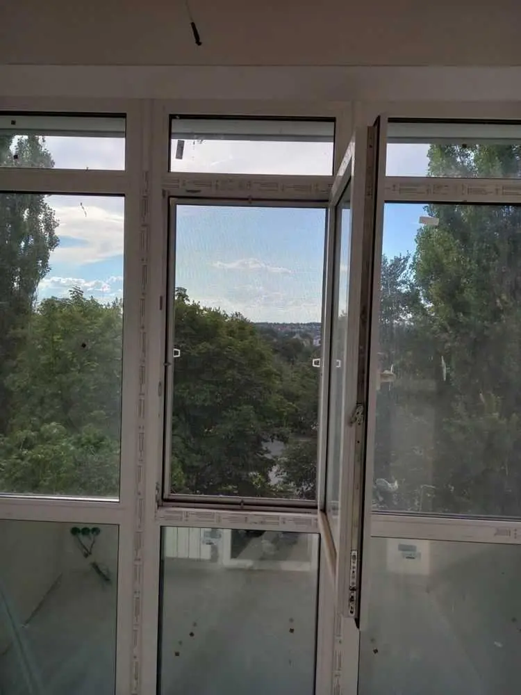 Комфортна 3-кімнатна квартира в приємному районі міста.