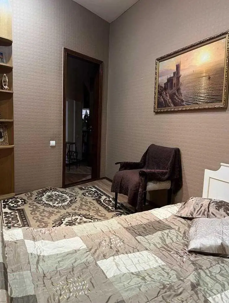 Простора сталінка в районі Павленківського парку