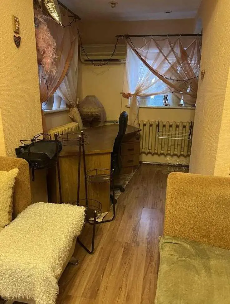 Простора сталінка в районі Павленківського парку