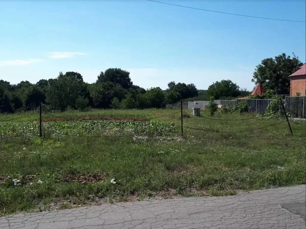 Продаж великої земельної ділянки в Жуках