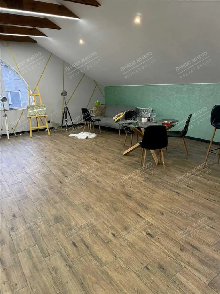 Простора трикімнатна квартира з каміном та розкішним інтер’єром!
