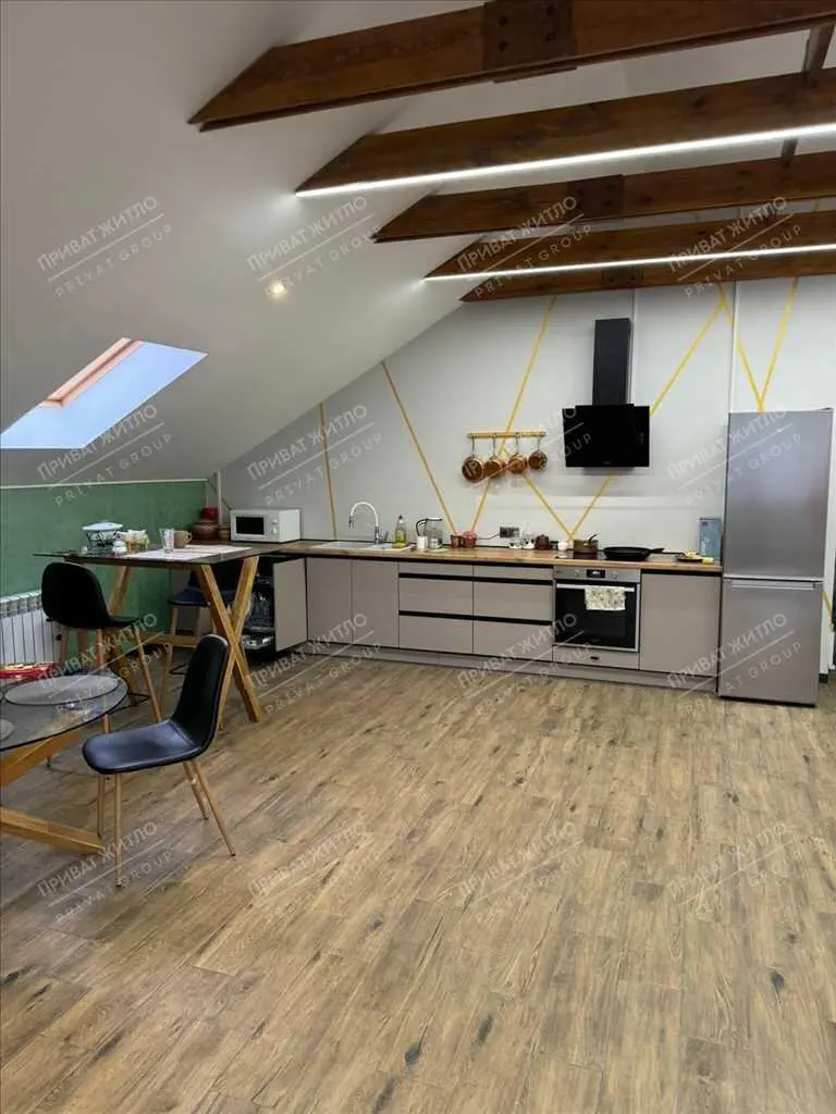 Простора трикімнатна квартира з каміном та розкішним інтер’єром!
