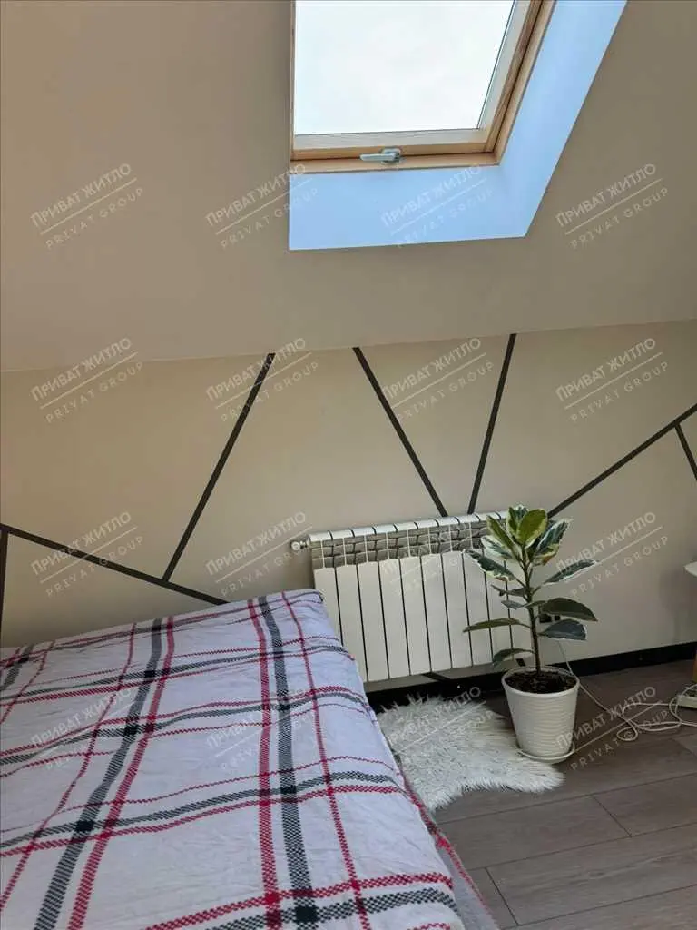 Простора трикімнатна квартира з каміном та розкішним інтер’єром!
