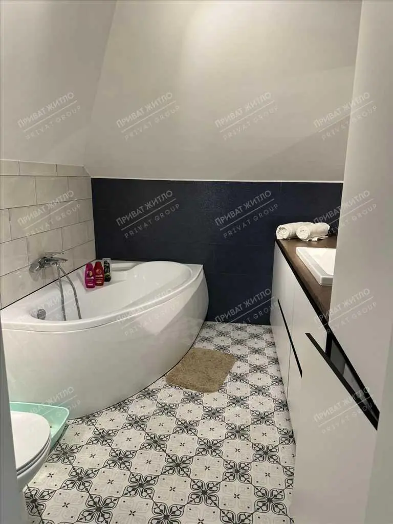 Простора трикімнатна квартира з каміном та розкішним інтер’єром!
