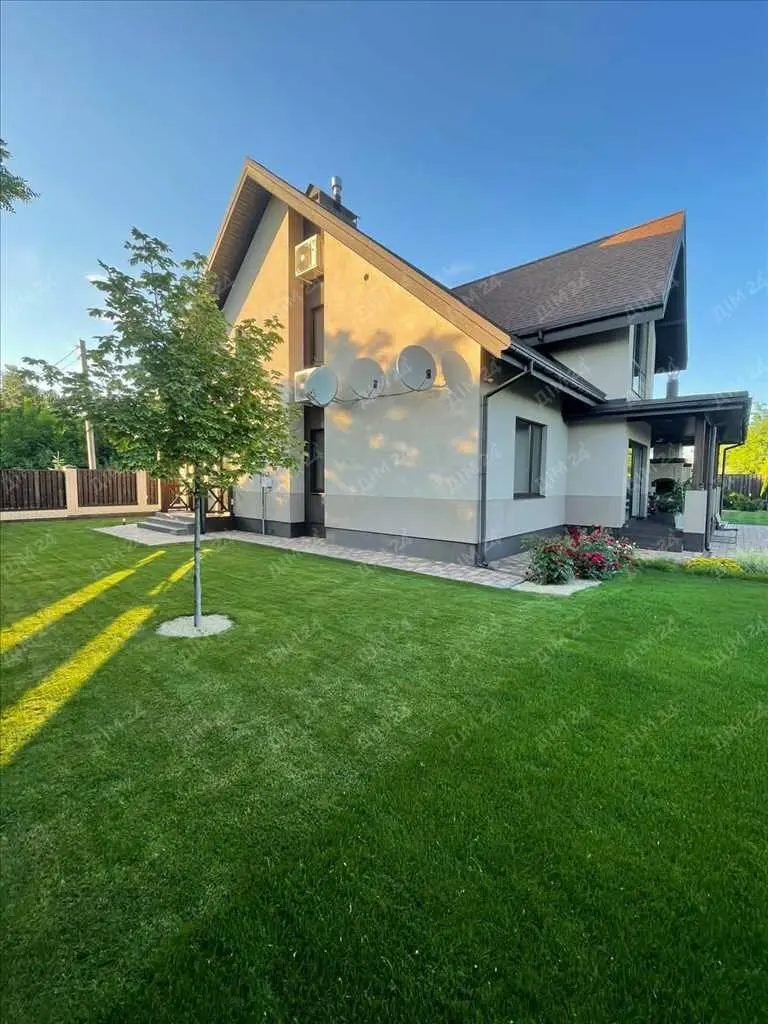 Розкішний будинок в центральній частині міста!