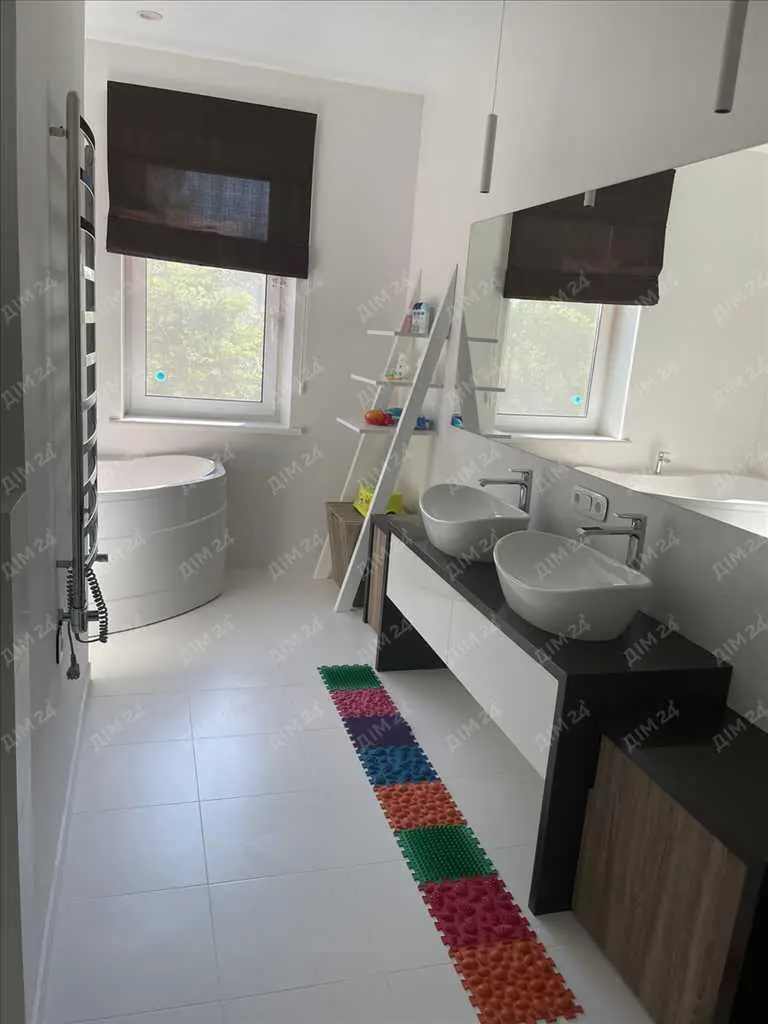 Розкішний будинок в центральній частині міста!