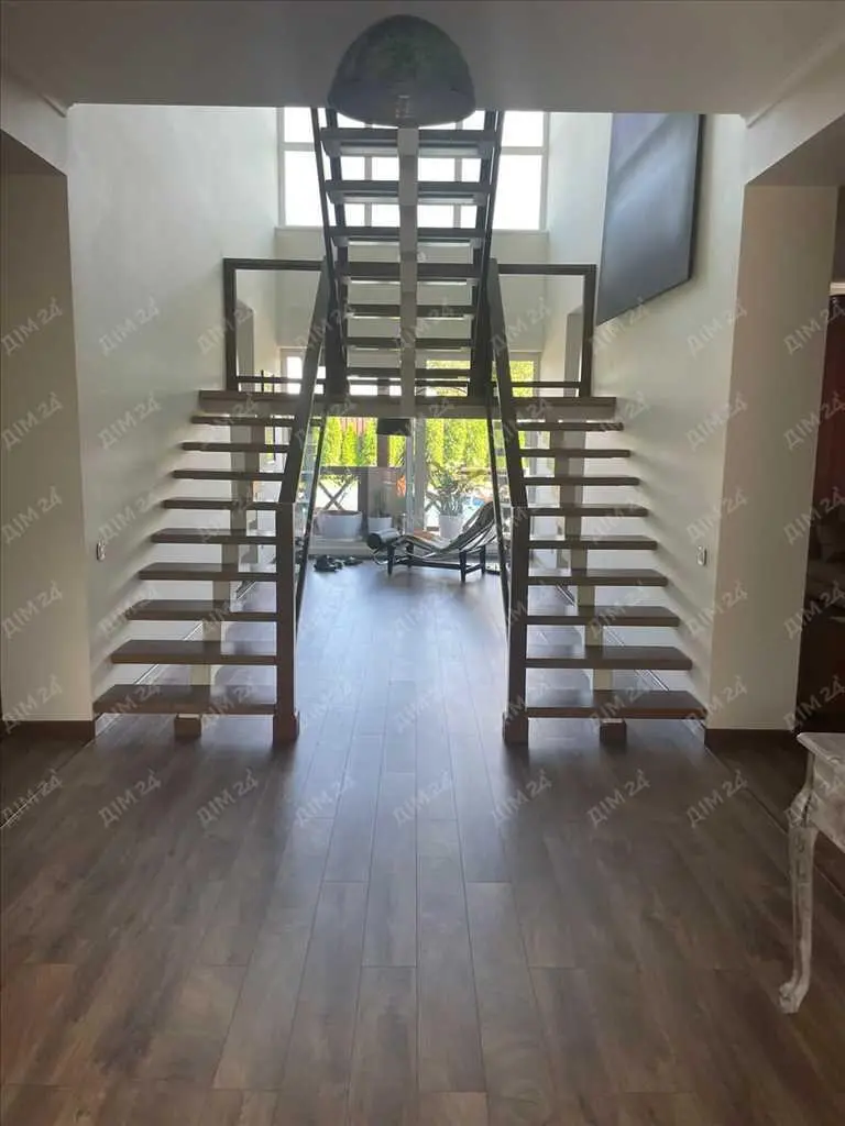 Розкішний будинок в центральній частині міста!