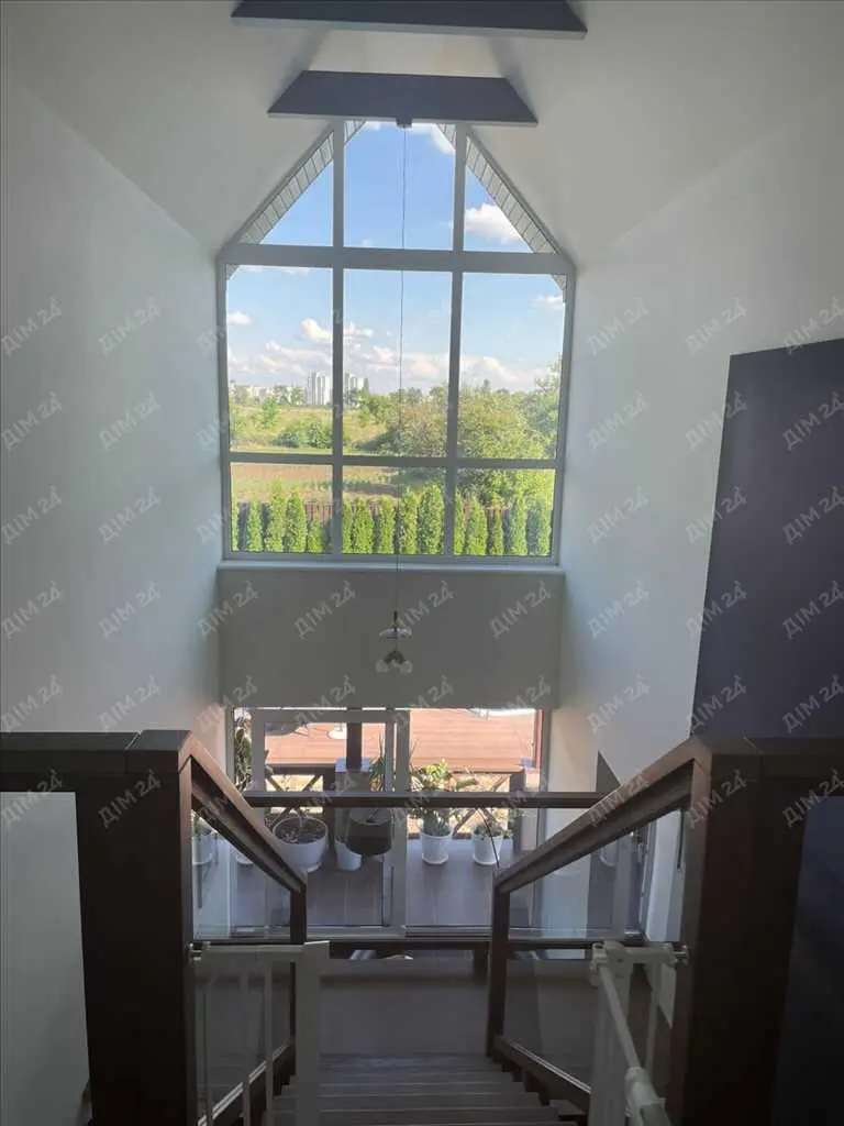 Розкішний будинок в центральній частині міста!