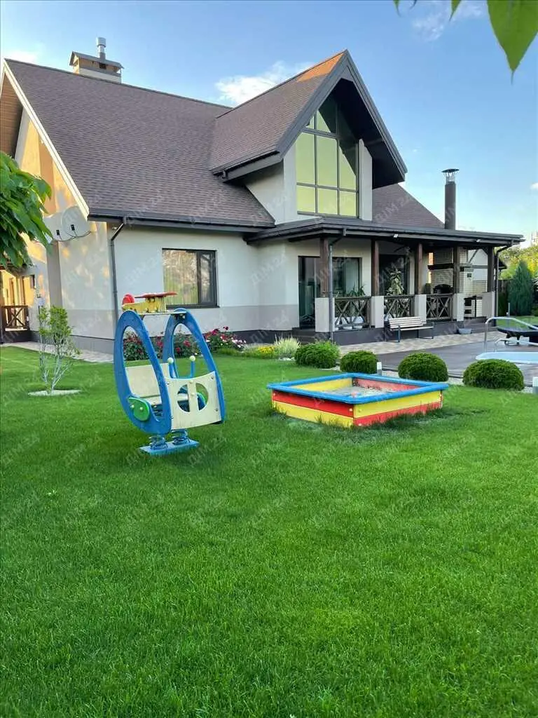 Розкішний будинок в центральній частині міста!