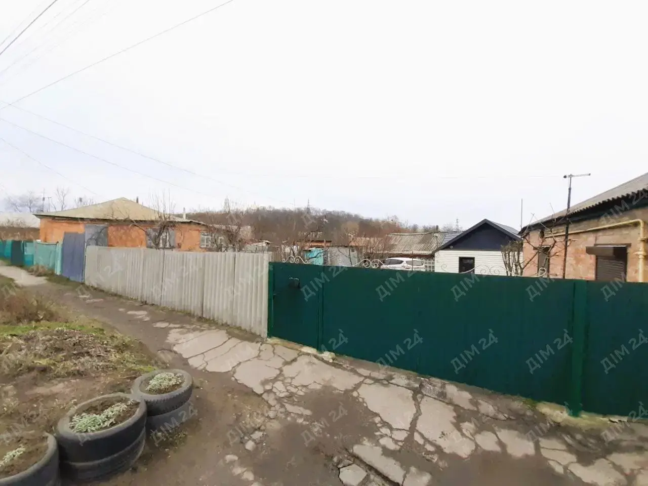 Поділ. Частина будинку з власним подвір`ям.