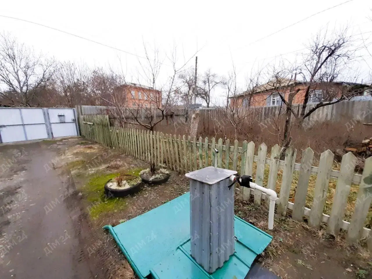 Поділ. Частина будинку з власним подвір`ям.