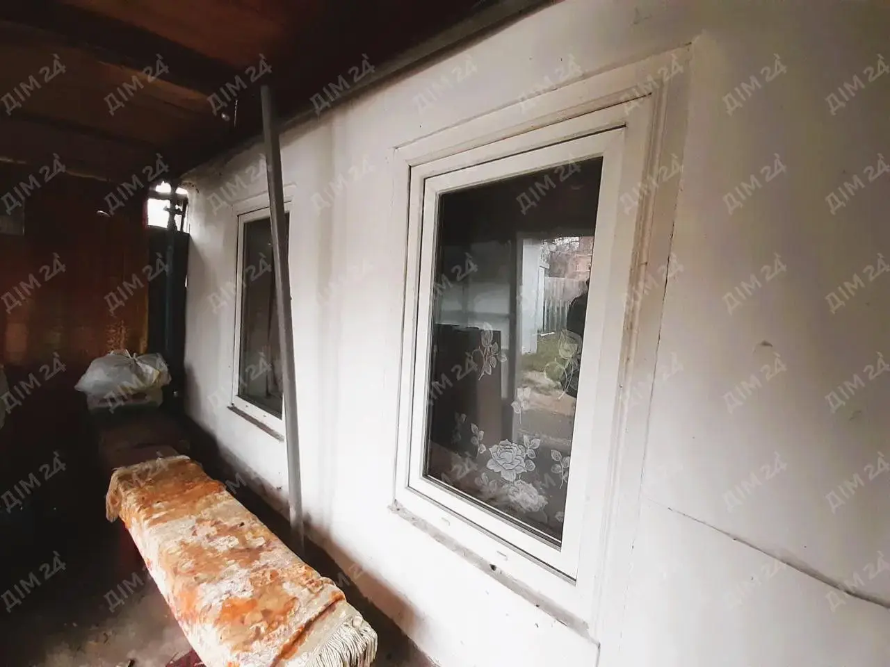 Поділ. Частина будинку з власним подвір`ям.