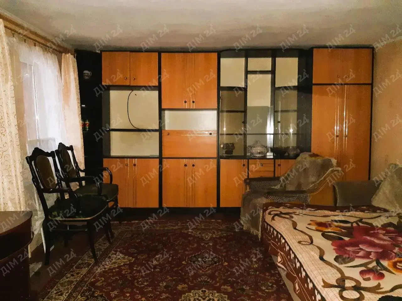 Поділ. Частина будинку з власним подвір`ям.