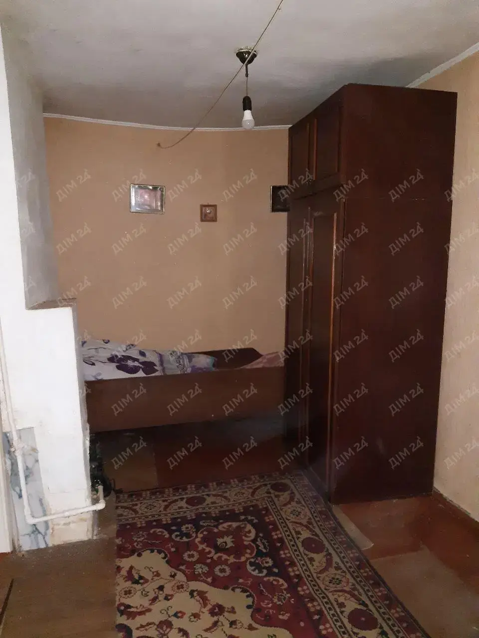 Поділ. Частина будинку з власним подвір`ям.