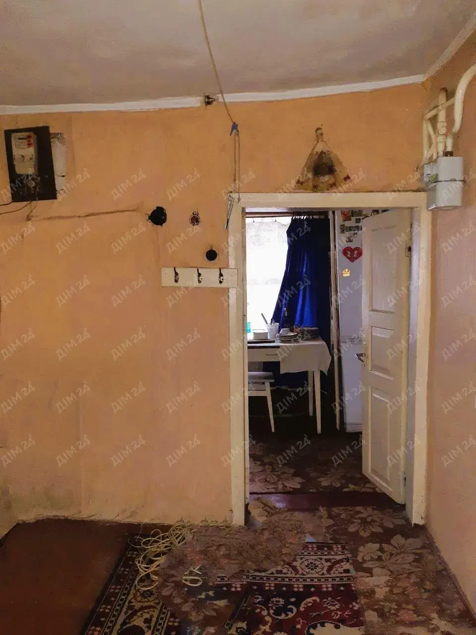 Поділ. Частина будинку з власним подвір`ям.