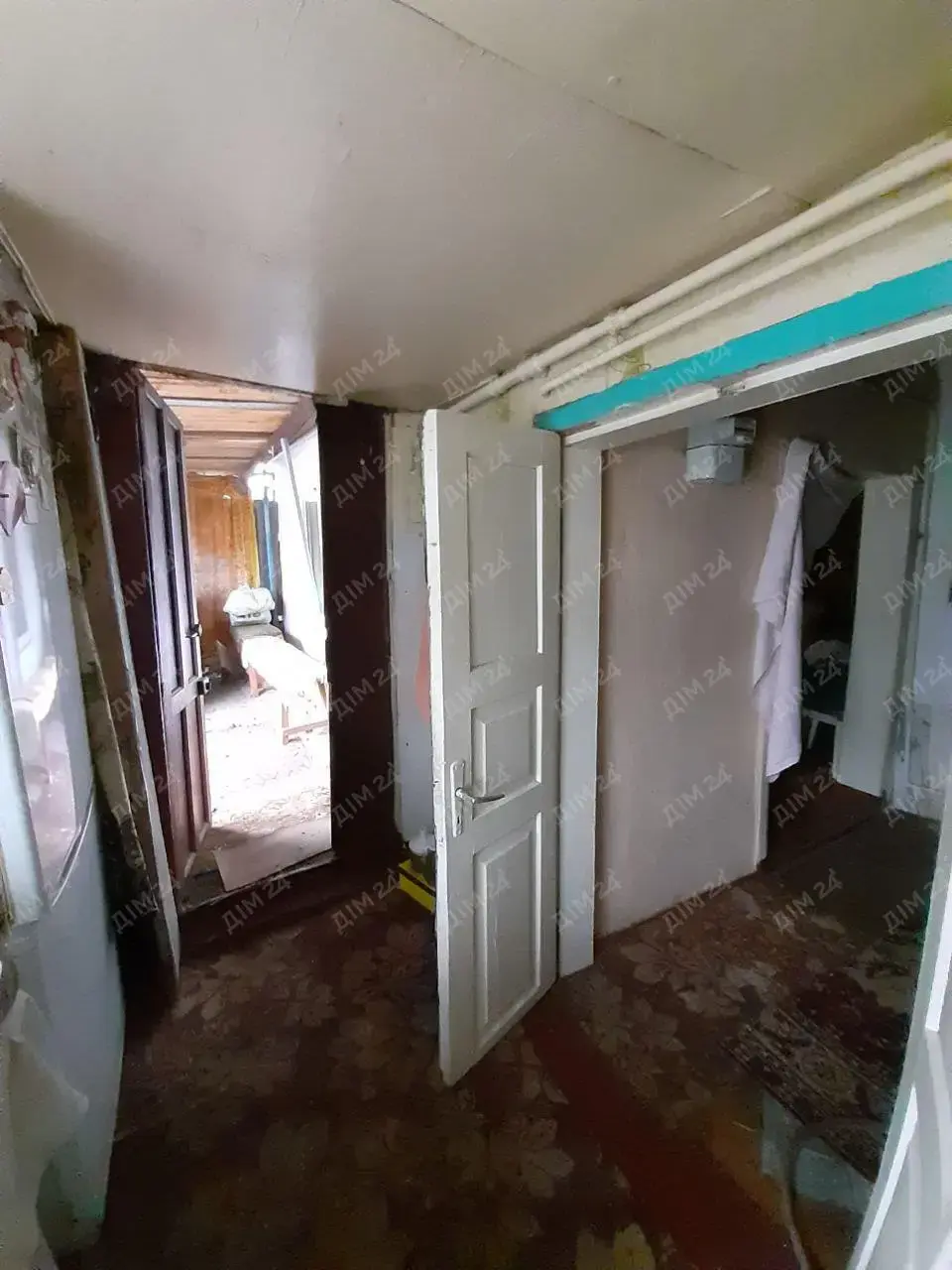 Поділ. Частина будинку з власним подвір`ям.