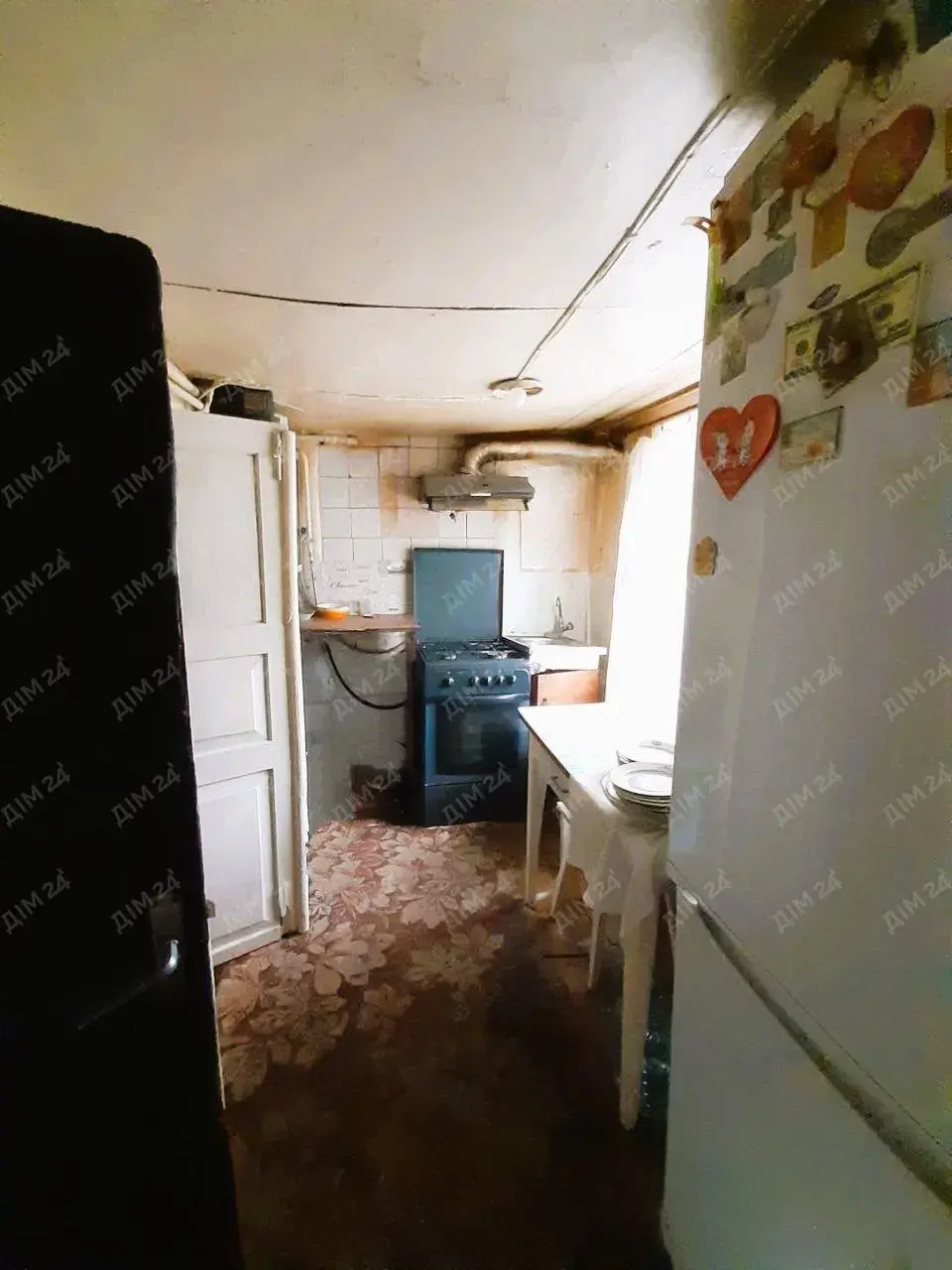 Поділ. Частина будинку з власним подвір`ям.