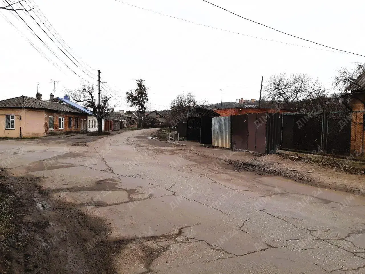 Поділ. Частина будинку з власним подвір`ям.