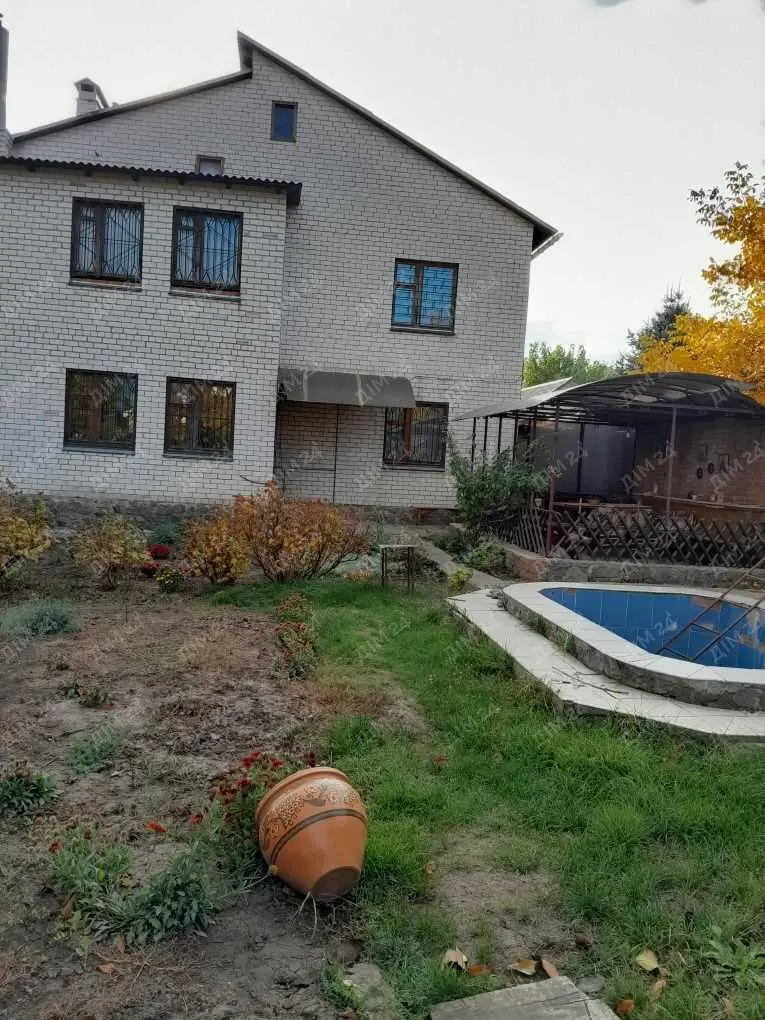 Просторий будинок в центральній частині міста.