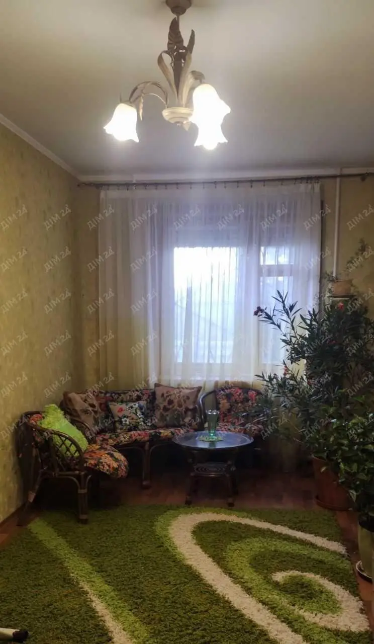 Просторий будинок в центральній частині міста.