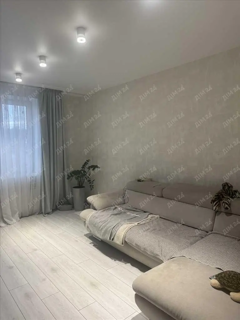 Простора дворівнева квартира з ремонтом на Леваді