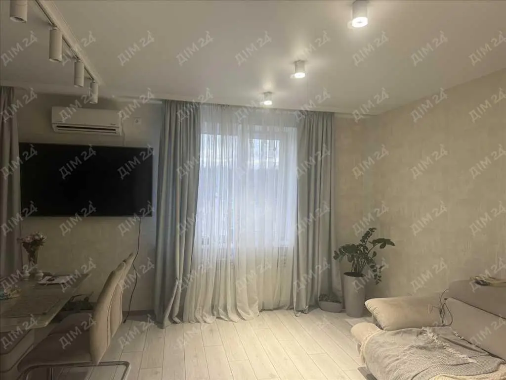 Простора дворівнева квартира з ремонтом на Леваді