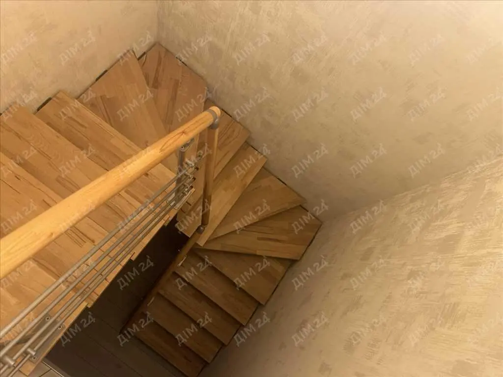 Простора дворівнева квартира з ремонтом на Леваді