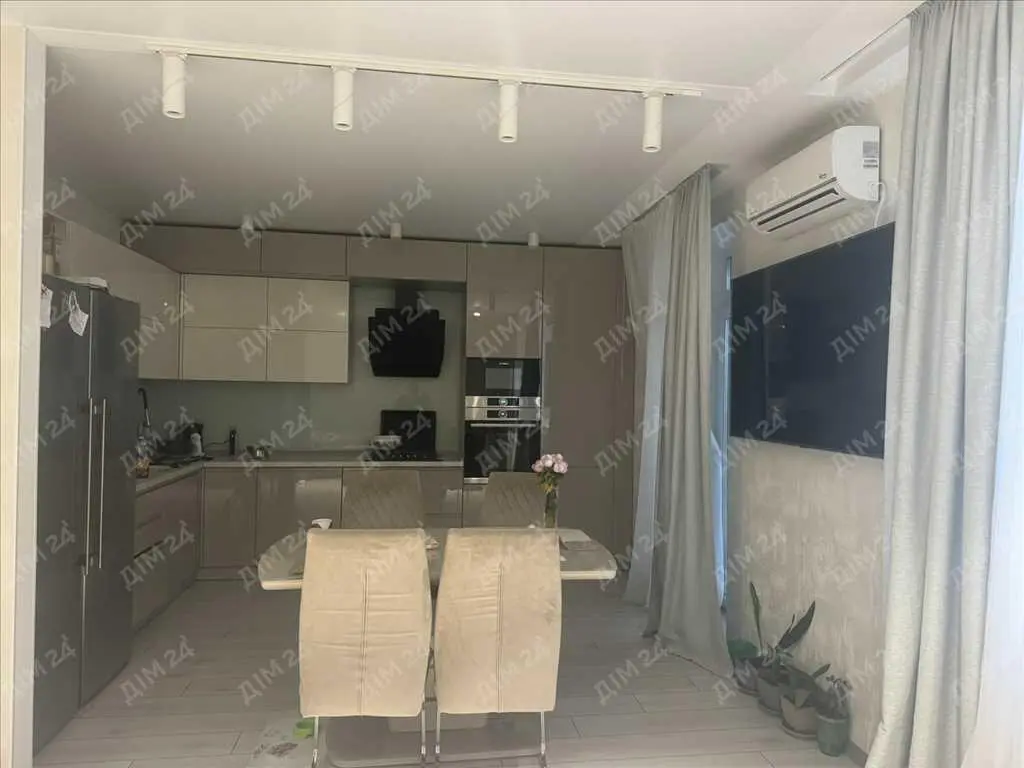 Простора дворівнева квартира з ремонтом на Леваді