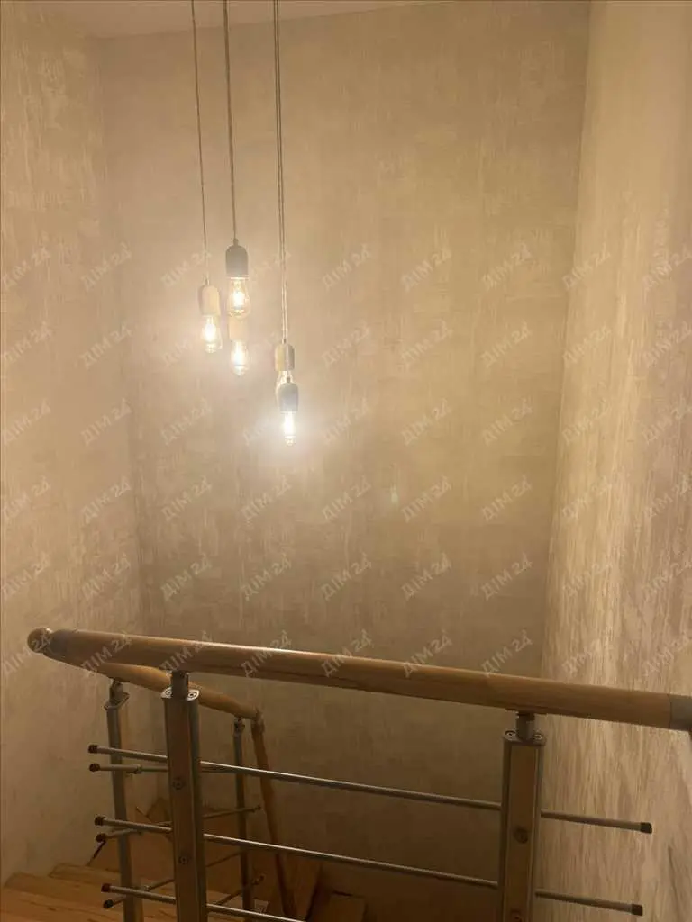 Простора дворівнева квартира з ремонтом на Леваді