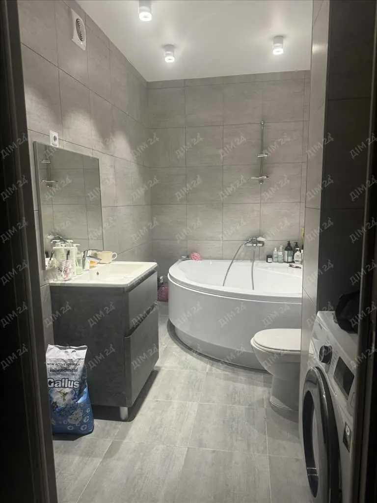 Простора дворівнева квартира з ремонтом на Леваді