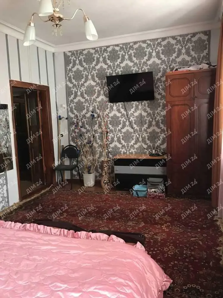 Затишний цегляний будинок з окремою ділянкою.