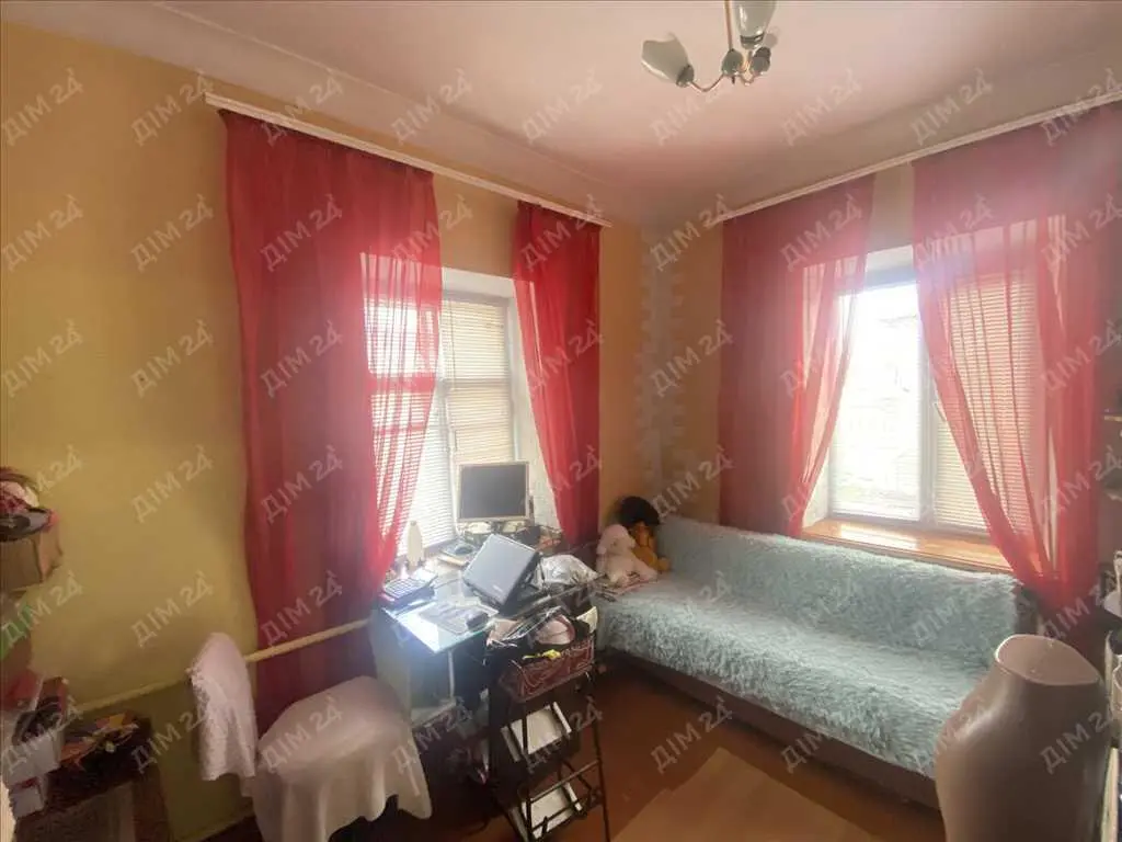 Затишний цегляний будинок з окремою ділянкою.