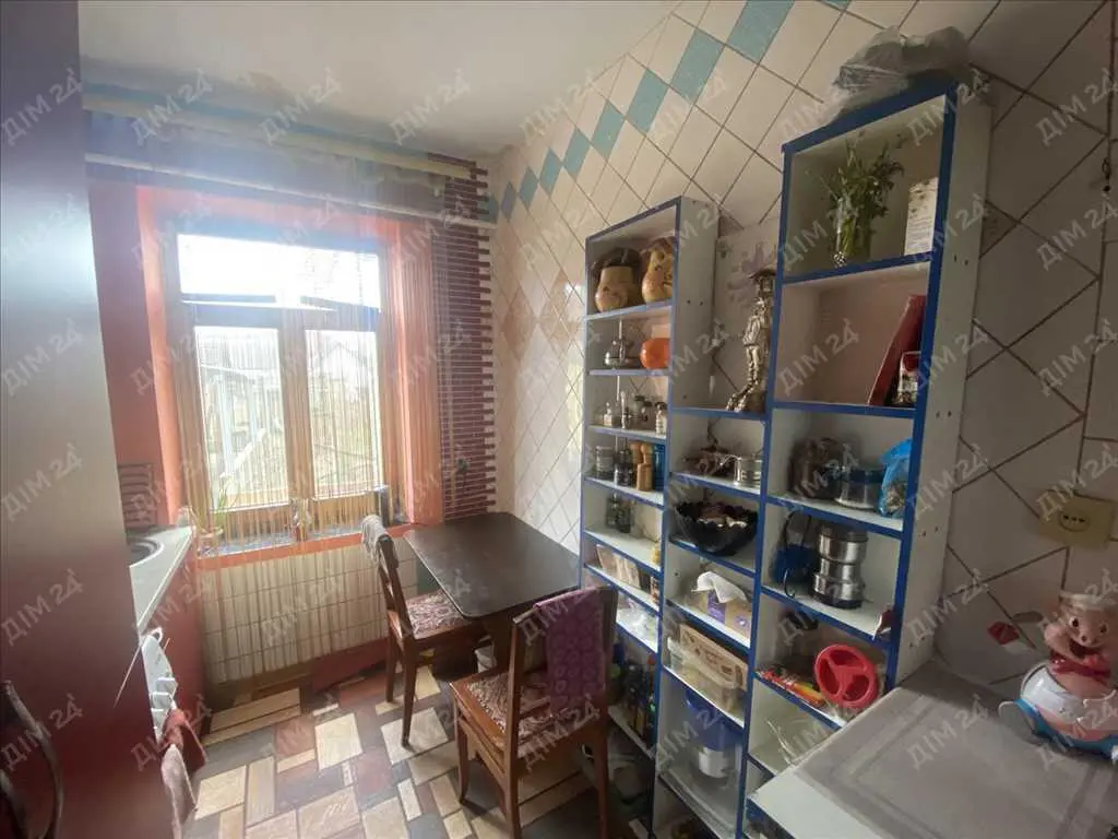 Затишний цегляний будинок з окремою ділянкою.